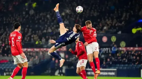 激战正酣！曼联与伯恩茅斯火力全开，39次射门创英超纪录，4-4平局演绎惊心动魄对决